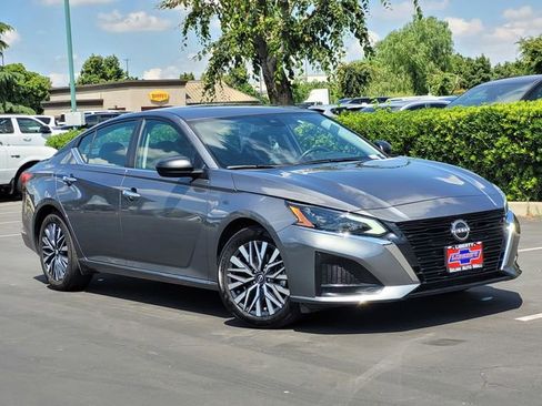 Used 2025 Nissan Altima 2.5 SV FWD image 2