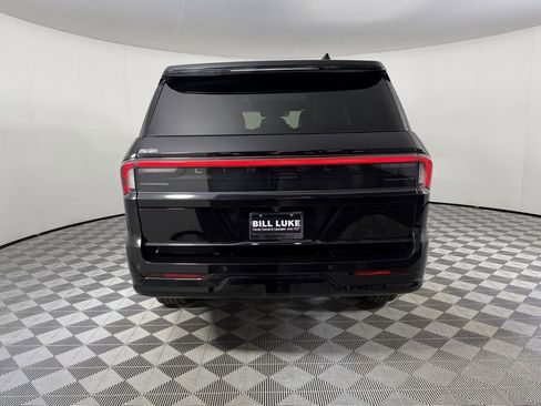 Used 2025 Lincoln Navigator Reserve image 7