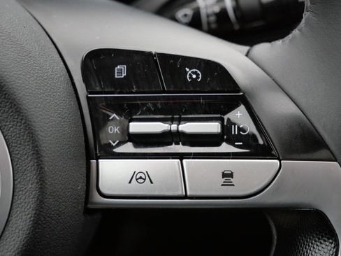 Certified 2022 Hyundai Elantra Limited w/ Preferred Accessory Package image 31