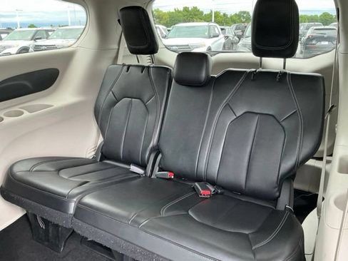 Used 2024 Chrysler Pacifica Touring-L FWD image 18