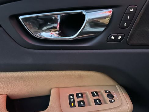 Used 2019 Volvo XC60 T5 Momentum w/ Multimedia Package image 20