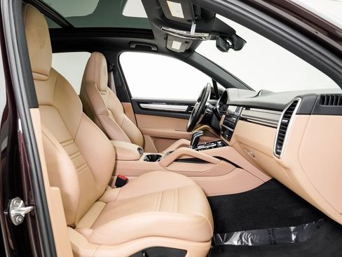 Certified 2023 Porsche Cayenne Platinum Edition image 24