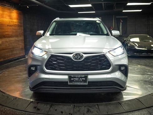 Used 2023 Toyota Highlander XLE AWD/4WD image 4