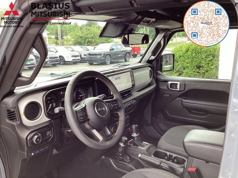 Used 2024 Jeep Wrangler Unlimited AWD/4WD image 29