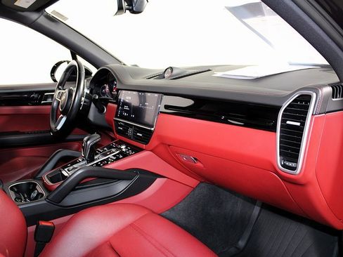 Used 2020 Porsche Cayenne image 27