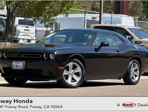 Used 2019 Dodge Challenger SXT RWD image 1