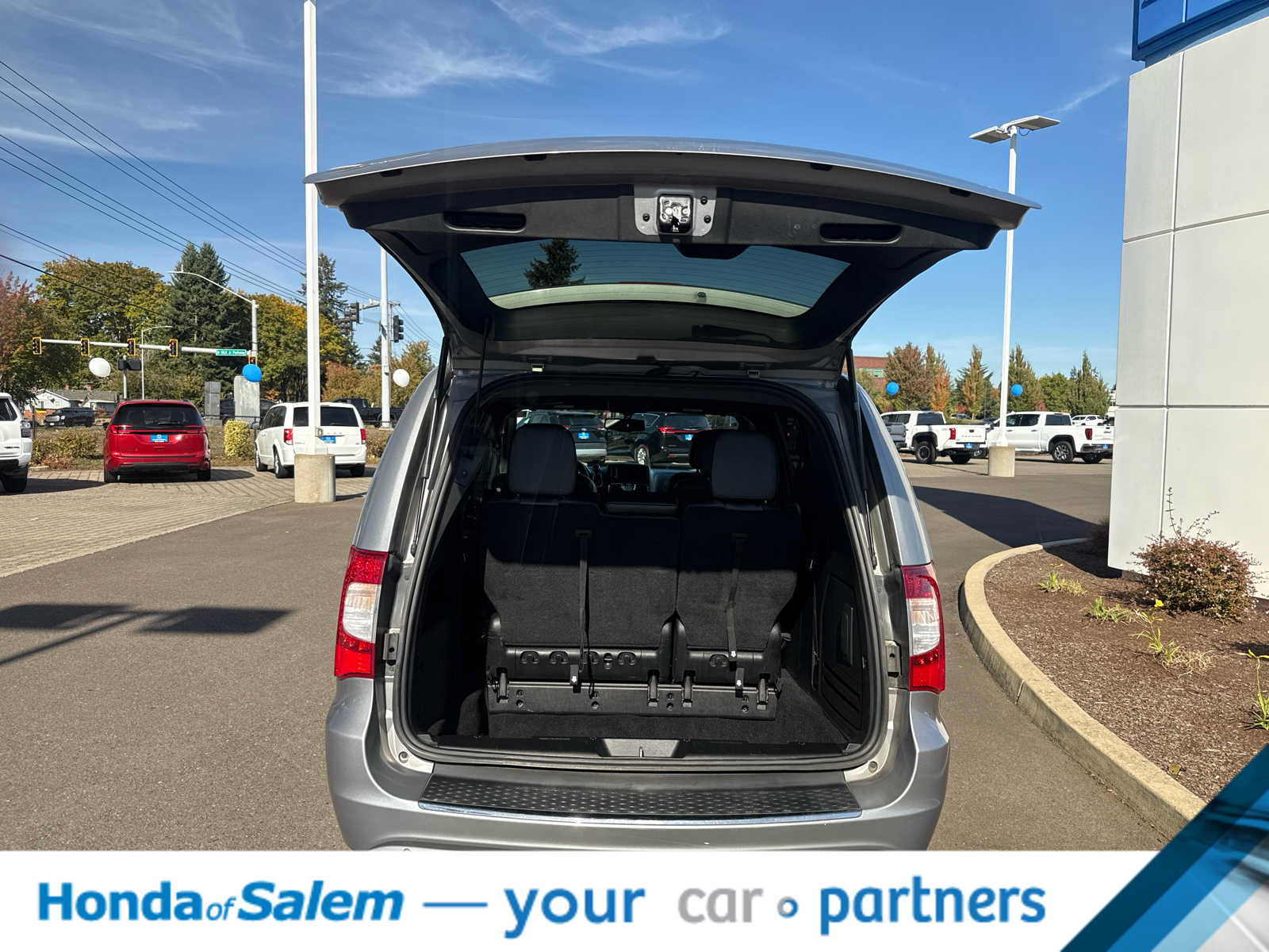Used 2014 Chrysler Town & Country S FWD image 19