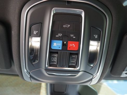 Used 2025 Jeep Grand Cherokee Laredo X w/ Luxury Tech Group I AWD/4WD image 20