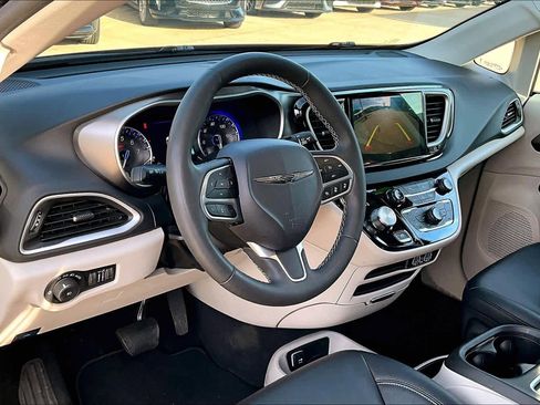 Certified 2024 Chrysler Pacifica Touring-L image 17