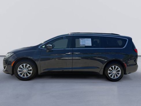 Used 2019 Chrysler Pacifica Touring Plus w/ Cold Weather Group FWD image 6