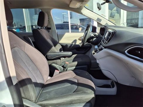 Used 2022 Chrysler Voyager LX image 22