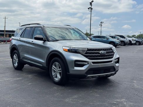 Used 2023 Ford Explorer XLT w/ Equipment Group 202A AWD/4WD image 2