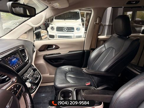 Used 2019 Chrysler Pacifica Touring-L image 25