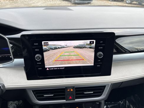 Used 2025 Volkswagen Taos SE image 17