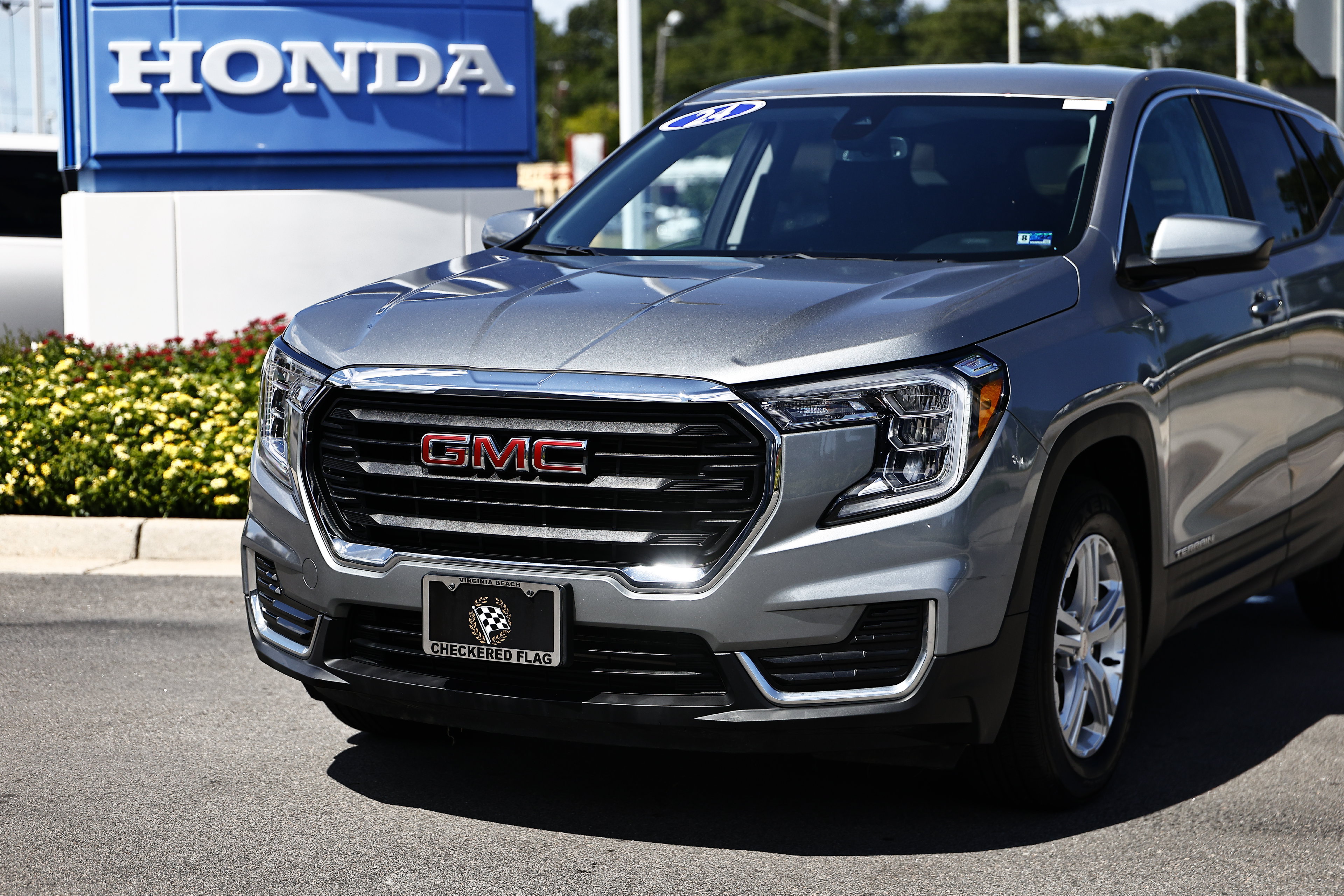 Used 2024 GMC Terrain SLE AWD/4WD image 2