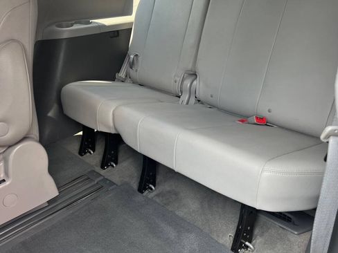 Used 2015 Toyota Sienna XLE FWD image 8