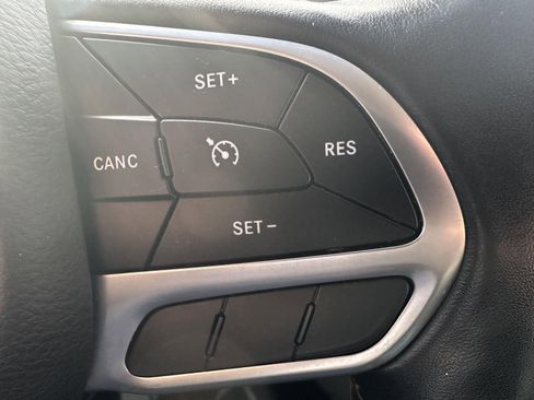 Used 2020 Chrysler Pacifica Touring-L image 17