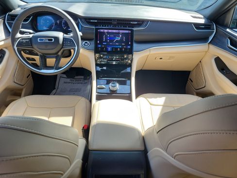 Used 2024 Jeep Grand Cherokee Limited w/ Luxury Tech Group II image 11