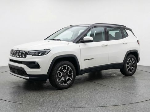 Used 2025 Jeep Compass Trailhawk AWD/4WD image 3