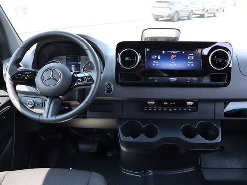 Used 2025 Mercedes-Benz Sprinter 2500 image 5