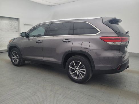 Used 2019 Toyota Highlander XLE FWD image 3