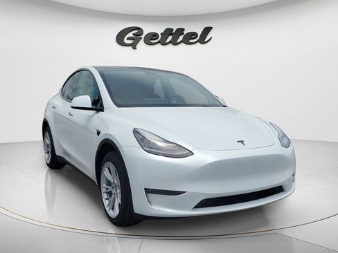Used 2023 Tesla Model Y Long Range AWD/4WD image 3