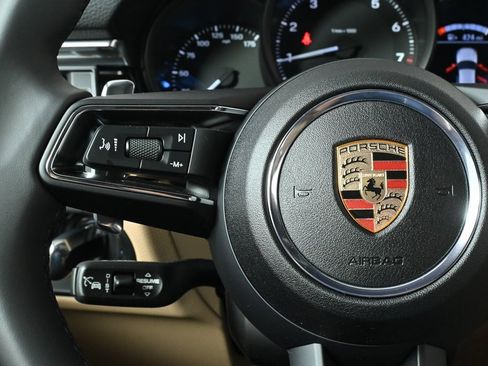 Certified 2025 Porsche Macan image 9