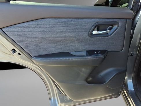 Used 2023 Nissan Rogue SV image 18