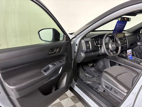 Used 2025 Nissan Pathfinder Rock Creek image 12