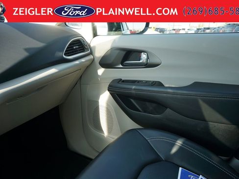 Used 2024 Chrysler Pacifica Touring-L FWD image 34