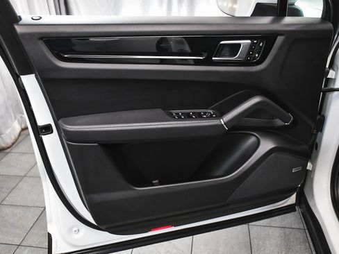 Used 2022 Porsche Cayenne Coupe image 9