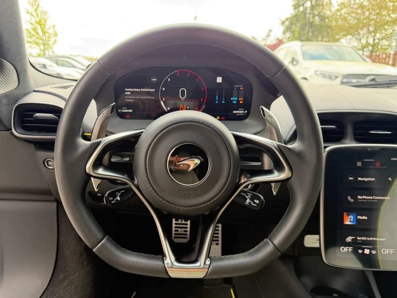 Used 2023 McLaren Artura RWD image 17