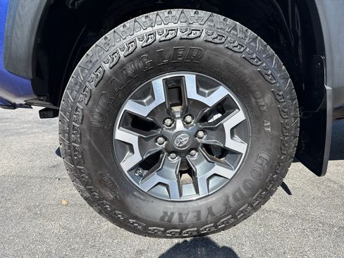 Used 2022 Toyota Tacoma TRD Off-Road w/ Technology Package AWD/4WD image 9