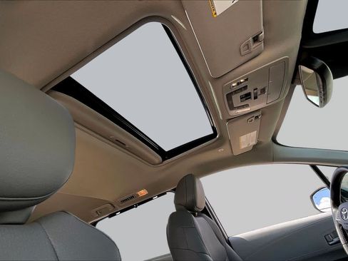 Used 2025 Toyota Sienna XLE FWD image 14