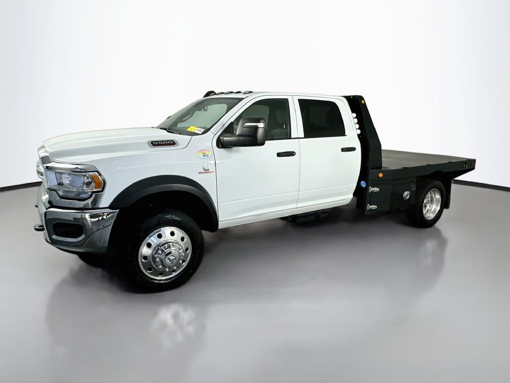 Used 2024 RAM 5500 Tradesman w/ Chrome Appearance Group AWD/4WD image 3