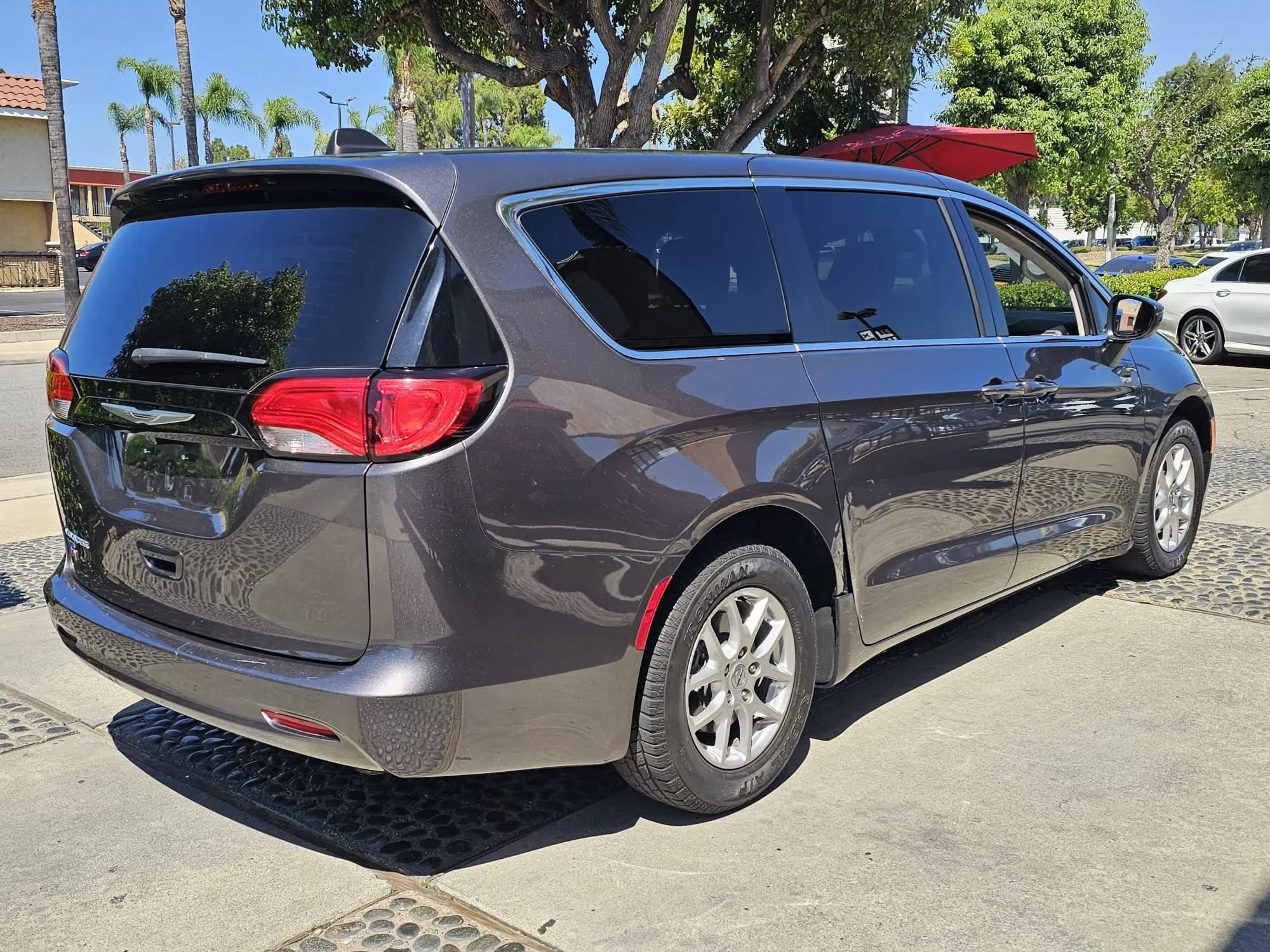 Used 2023 Chrysler Voyager LX FWD image 5
