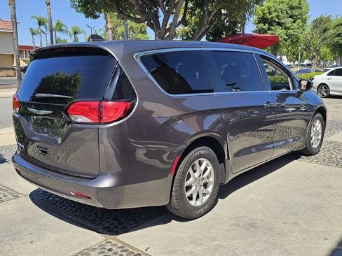 Used 2023 Chrysler Voyager LX FWD image 5