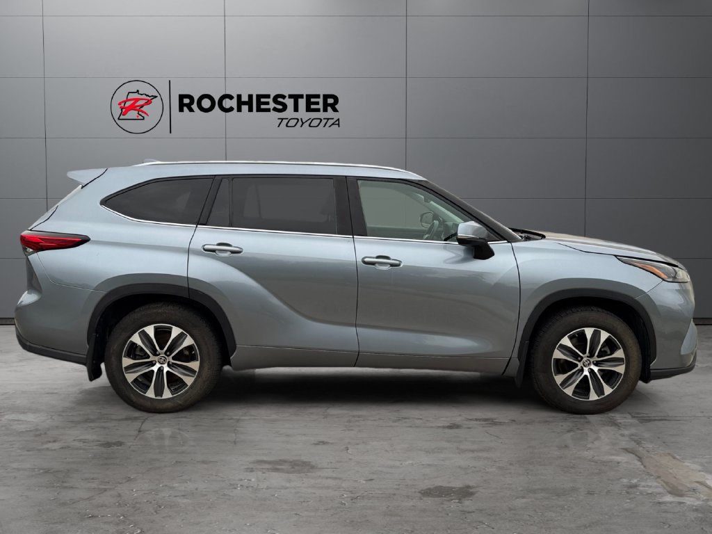 Used 2021 Toyota Highlander XLE AWD/4WD image 6
