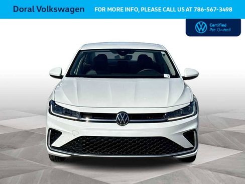 Used 2025 Volkswagen Jetta SE image 3