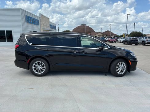 Used 2026 Chrysler Pacifica Limited FWD image 2