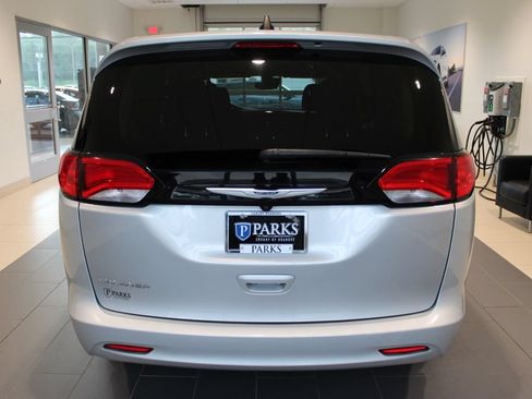 Used 2023 Chrysler Voyager LX FWD image 28