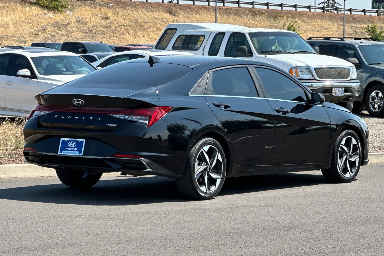 Used 2022 Hyundai Elantra Limited w/ Cargo Package FWD image 3