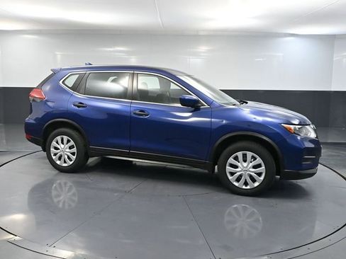 Used 2017 Nissan Rogue S image 3