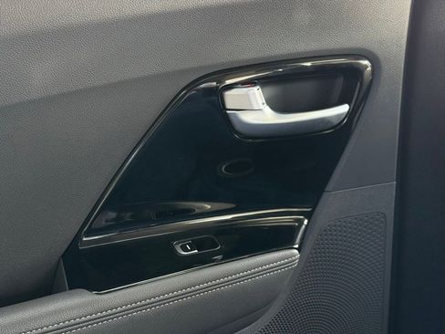 Used 2018 Kia Niro EX image 40