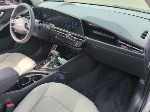 New 2025 Kia Niro EX Touring image 34