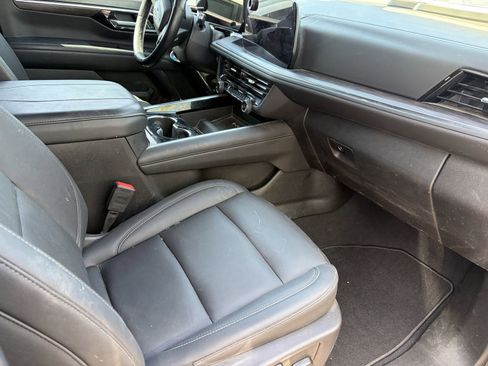 Used 2025 Chevrolet Suburban LT w/ Comfort Package AWD/4WD image 9