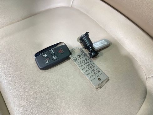 Used 2020 Jaguar F-PACE Premium image 37