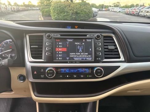 Used 2016 Toyota Highlander XLE w/ Protection Package #3 AWD/4WD image 17