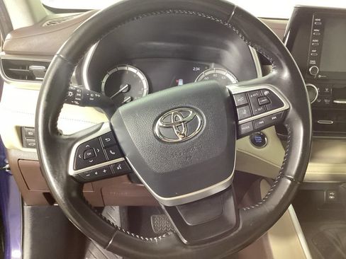 Used 2022 Toyota Highlander XLE AWD/4WD image 16