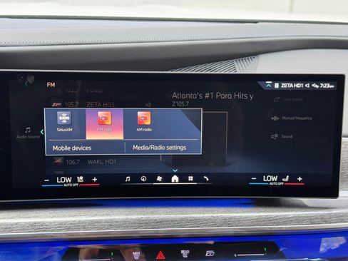 Used 2023 BMW 740i w/ Parking Assistance Package RWD image 27